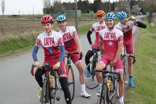 Latvijas junioru šosejas riteņbraucēji pirms Eiropas čempionāta atzinīgi startē Beļģijā