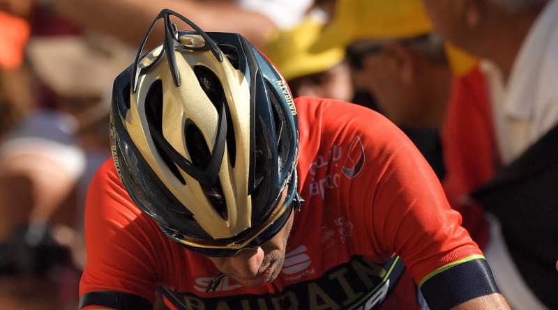 Nibali pēc sadursmes ar policijas motociklu izstājas no "Tour de France" velobrauciena