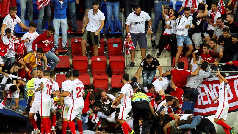 14 "Sevilla" fani savainoti pēc žoga saplīšanas, nevienam nav nopietnu traumu