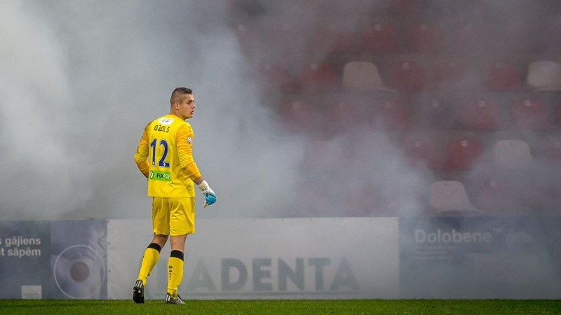 Uz labākā futbolista titulu pretendējošais Ozols turpinās sargāt "Riga" vārtus