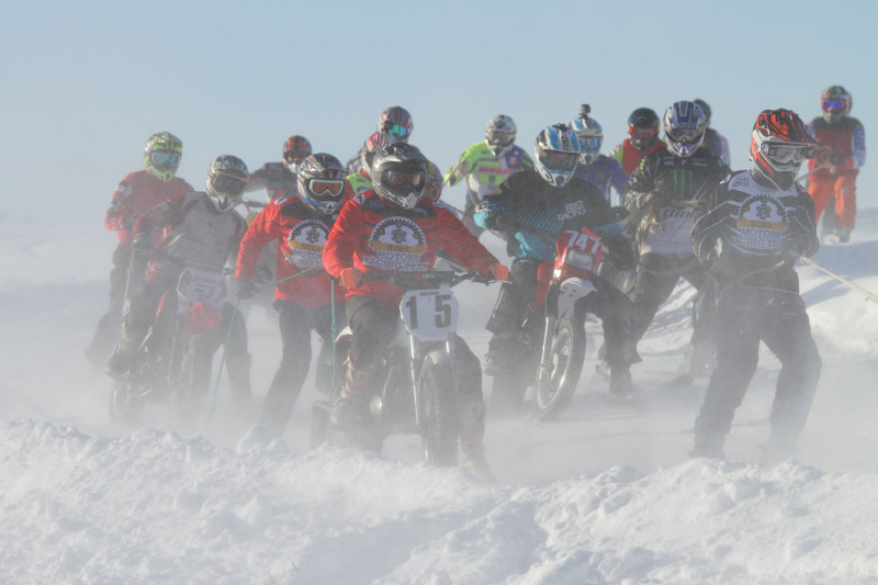 Skijorings un ziemas motokross Stāmerienā pulcē pusotru simtu dalībnieku