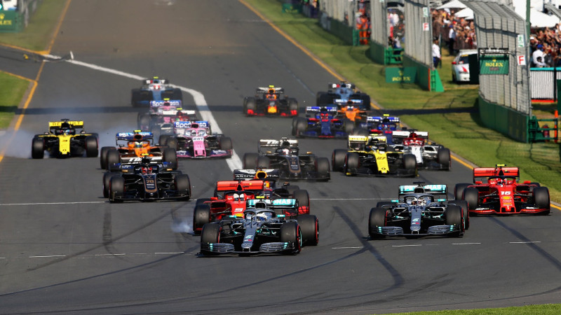 Hamiltons prognozē spraigu "Mercedes" un "Red Bull" cīņu par titulu