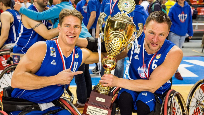 Latvijas sportisti Beginskis un Podnieks uzvar ratiņbasketbola Čempionu līgā