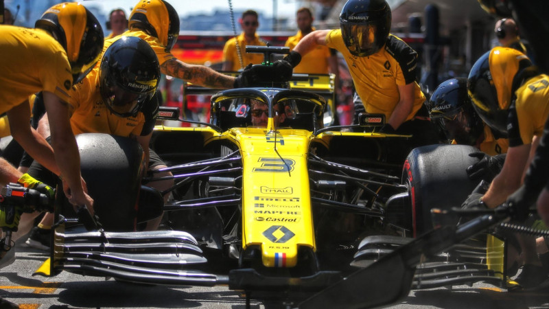 "Renault" komanda pievilina "Mercedes" un "Ferrari" dzinēju speciālistu