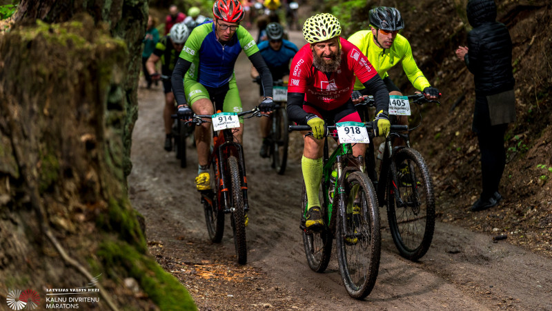 Lietus neskādē velomīļiem baudīt izaicinošās LVM MTB maratona Siguldas trases