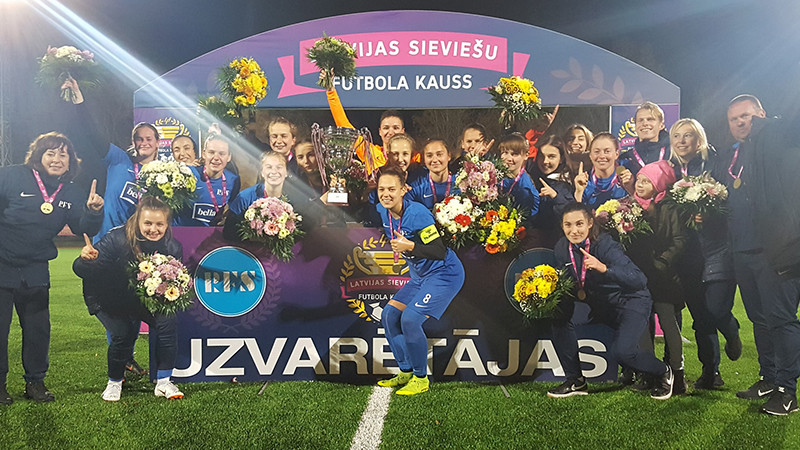 Dramatiskākā spēle Latvijas sieviešu futbola vēsturē dod kausu "Rīgas FS"
