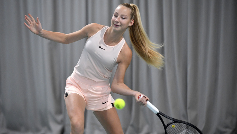 LČ tenisā uzvar 15 gadus vecais Dambiņš, sieviešu konkurencē triumfē Špaka