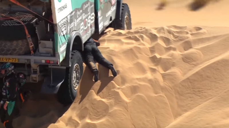 Video: Smagie auto iestrēgst Dakaras rallija smiltīs
