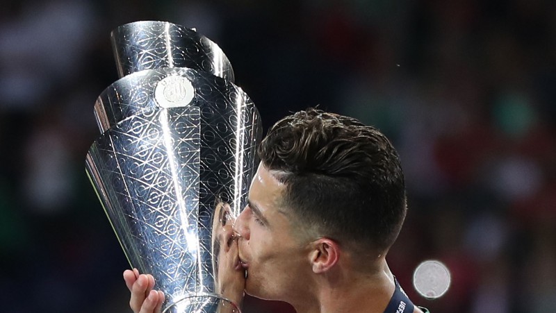 Mediji: UEFA pēc fanu balsojuma mainīja simbolisko izlasi, lai tajā iekļūtu Ronaldu