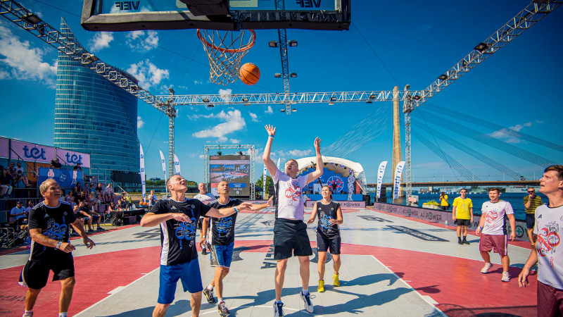 XI diennakts basketbola turnīrā “Krastu mačs” triumfē Daugavas labais krasts