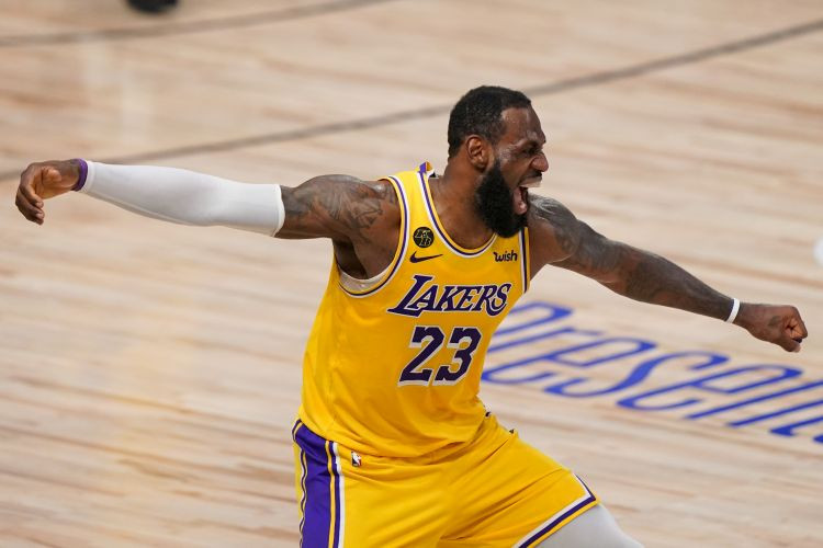 NBA fināla piektajā spēlē ''Lakers'' pēc titula, ''Heat'' - sērijas turpinājuma