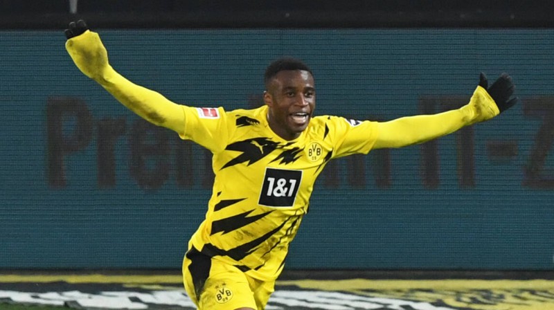 Tikai 16 gadus vecā Mukoko rekordvārti neglābj Dortmundi no zaudējuma