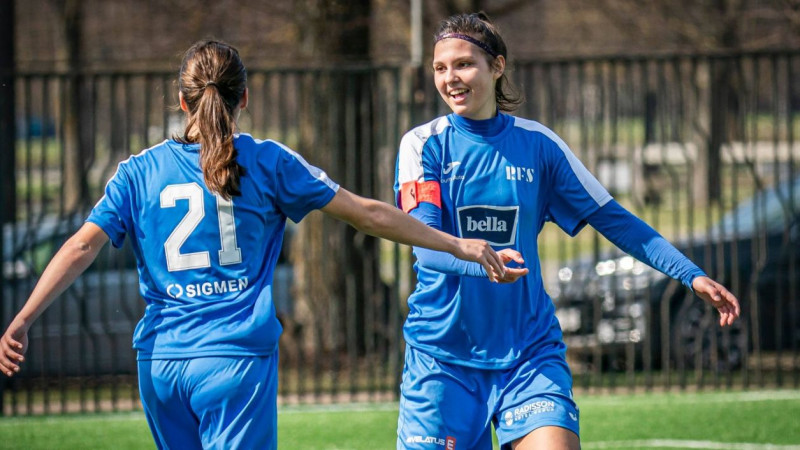 Sieviešu līga: "Rīgas Futbola skola" uzvara deviņu vārtu trillerī un "desmit no desmit"
