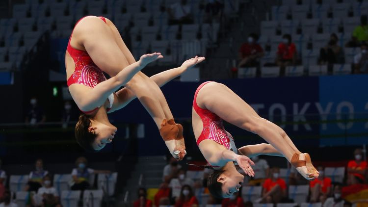 Ķīnas sportistes uzvar sinhronajā daiļlēkšanā no trīs metru tramplīna