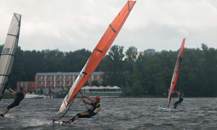 Par Pasaules čempionu godu Raceboard klasē vindsērfingā cīnīsies 64 burātāji no 13 valstīm