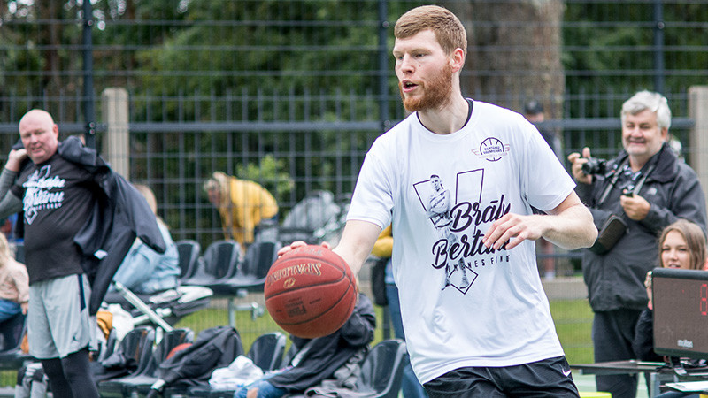 Dāvis Bertāns ar labdarības spēli atklāj Kobem veltīto basketbola laukumu Valmierā