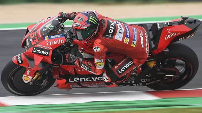 Baņaijam ceturtā "MotoGP" pole pēc kārtas, Markess brīnumaini izglābjas no kritiena
