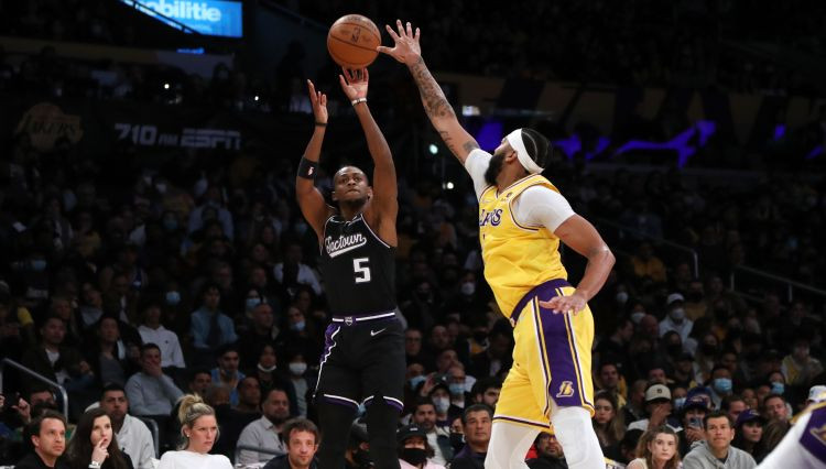 "Kings" trešajā papildlaikā pieveic "Lakers", "Warriors" turpina dominēt