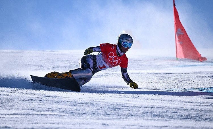 Ledecka turpina olimpisko uzvaru gājienu, paralēlajā slalomā zelts arī Karlam
