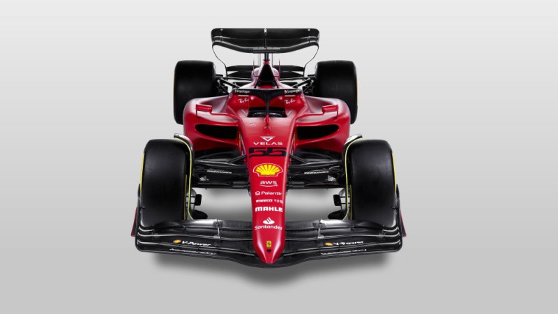 "Ferrari" prezentē jauno F1 mašīnu un tās krāsojumu