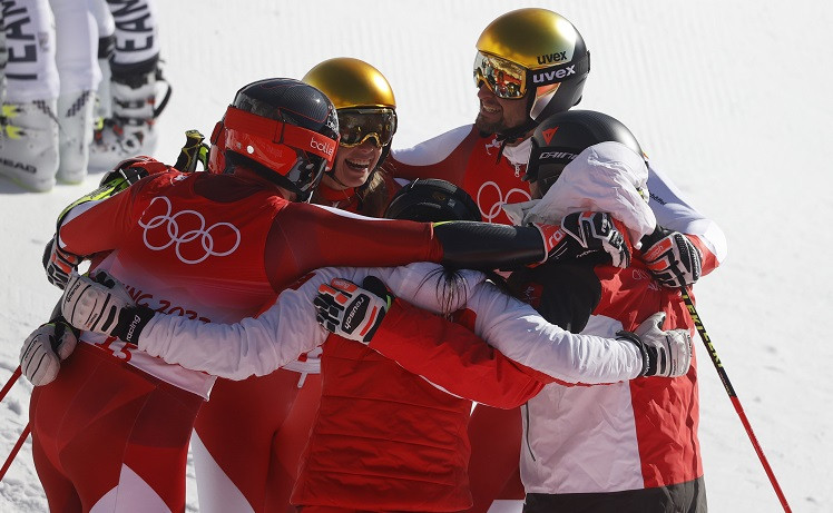 Austrijas kalnu slēpotājiem zelts komandu sacensībās, Šifrina paliek bez medaļas