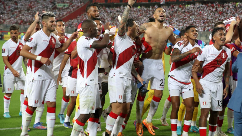 Peru iegūst vietu Pasaules kausa pārspēlēs, Ekvadora izrauj punktu pret Argentīnu