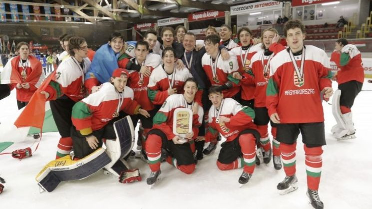 Ungārijas U18 hokejisti grauj un triumfē 1B divīzijā, ukraiņi iemet 12 vārtus Austrijai