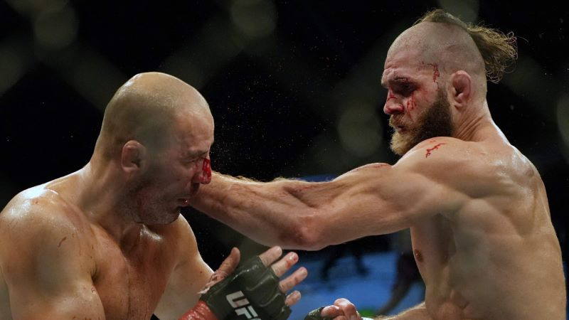 Prohāzka lieliskā cīņā izrauj UFC titulu, Ševčenko uzvar par mata tiesu