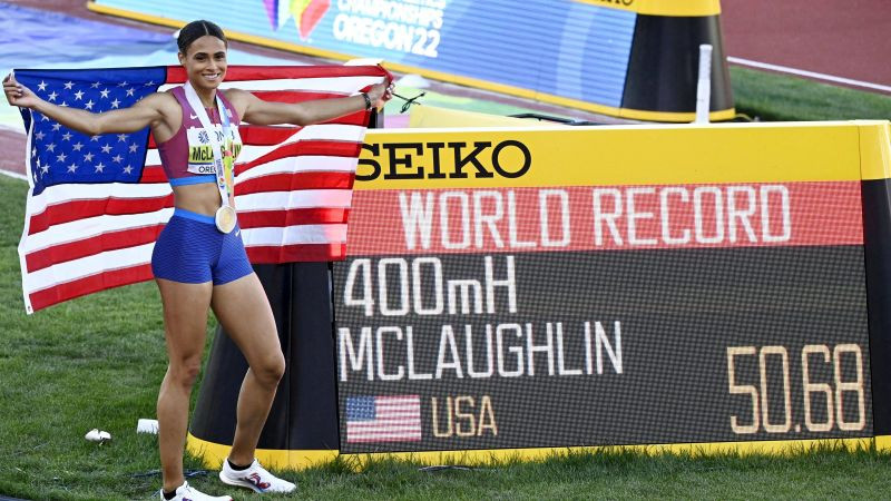 Amerikāniete Maklaflina satriec pašai piederošo pasaules rekordu un izcīna zeltu