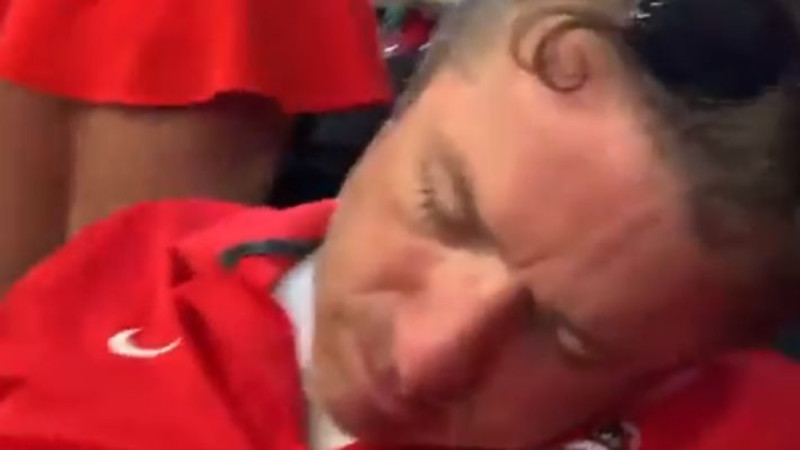 Video: Amerikāņu futbola komandas ''Bulldogs'' līdzjutējs spēles laikā aizmieg