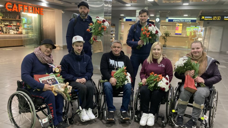 Pasaules čempioni ratiņkērlingā Rožkova un Lasmans gandarīti par izcīnīto godalgu