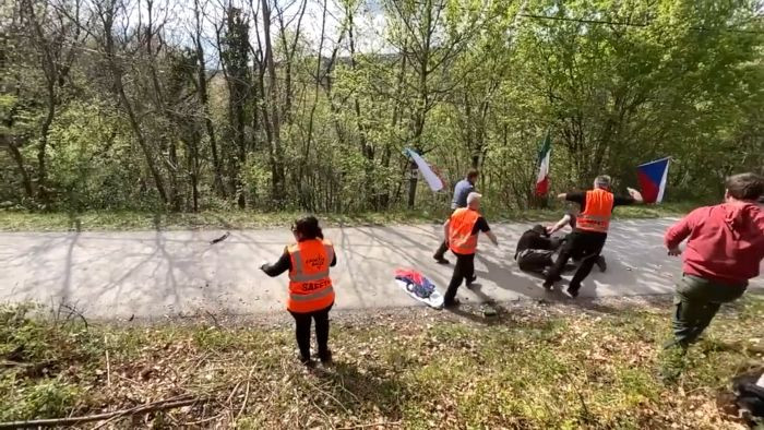 Video: Līdzjutēji sakaujas Horvātijas rallija ātrumposmā