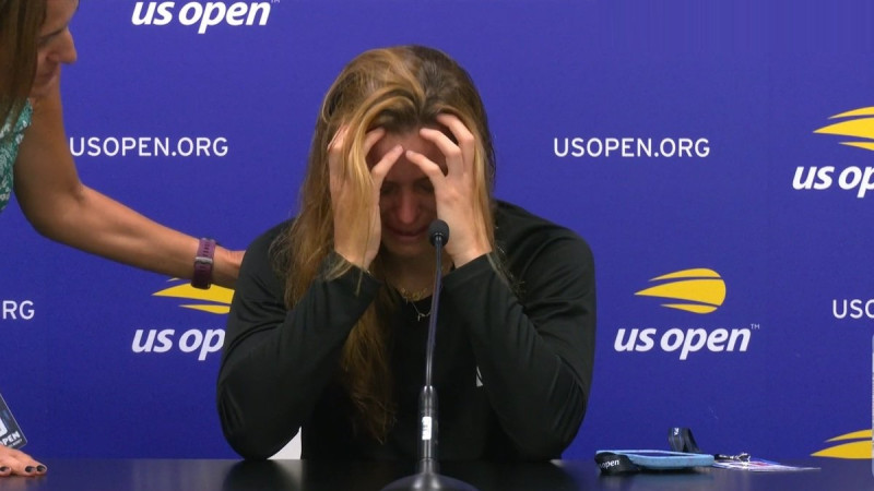 Sakari žēlojas par "zāles" smaku un raud "US Open" preses konferencē