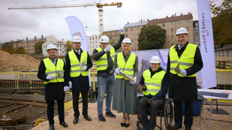 Nosvinēta komandu sporta spēļu halles kapsulas iemūrēšana