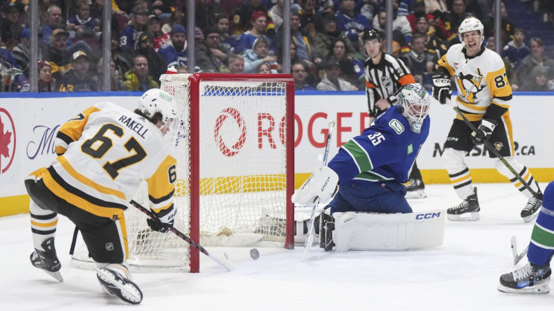 Bļugers naski met pa pingvīnu vārtiem, NHL līdere "Canucks" turpina klupt un krist