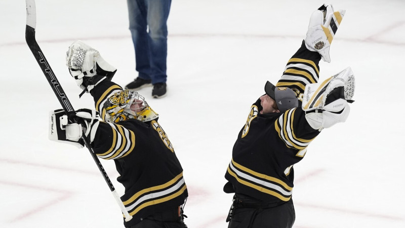 "Bruins" principiālu sēriju iesāk ar vārtsarga meistarklasi un Leafs sakaušanu
