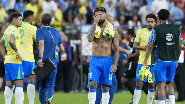 Brazīlija neizmanto vairākumu un pendelēs zaudē Urugvajai, izstājoties no "Copa America"
