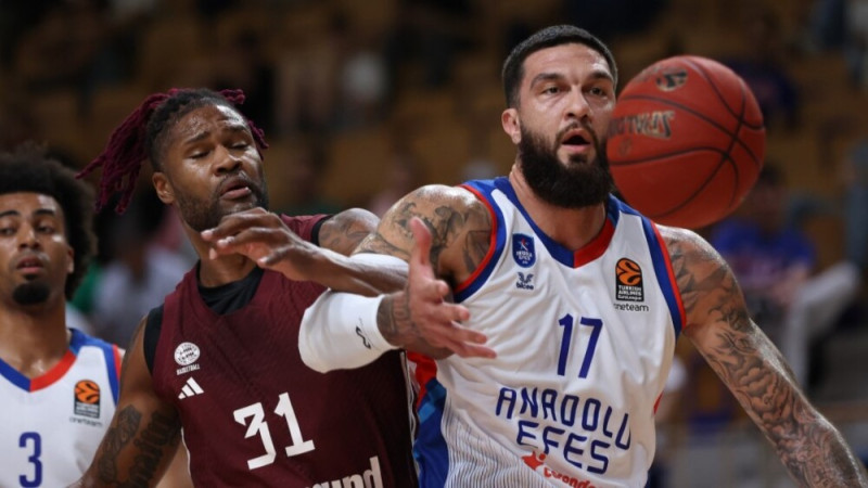 Šmits pirmajā spēlē "Anadolu Efes" rindās trāpa vienu no pieciem metieniem