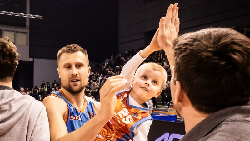 Mārtiņš Laksa izceļas ar "double-double" pret NBA čempionu