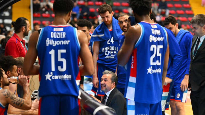 "Anadolu Efes" pēdējā ceturksnī izsēj +12 un galotnē zaudē lejasgala komandai