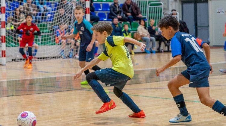 ”LNK Industries Telpu futbola kauss jauniešiem” pulcē teju 500 dalībnieku