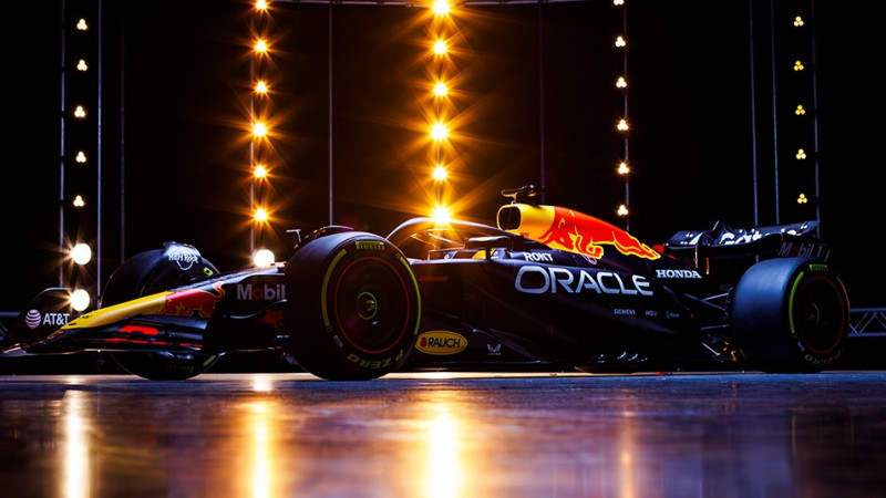 "Red Bull" pirms F1 testa braucieniem prezentē jauno sacīkšu auto