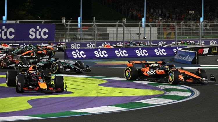 Verstapens startā nogriež trasi un saņem sodu, uzvara "McLaren" komandai