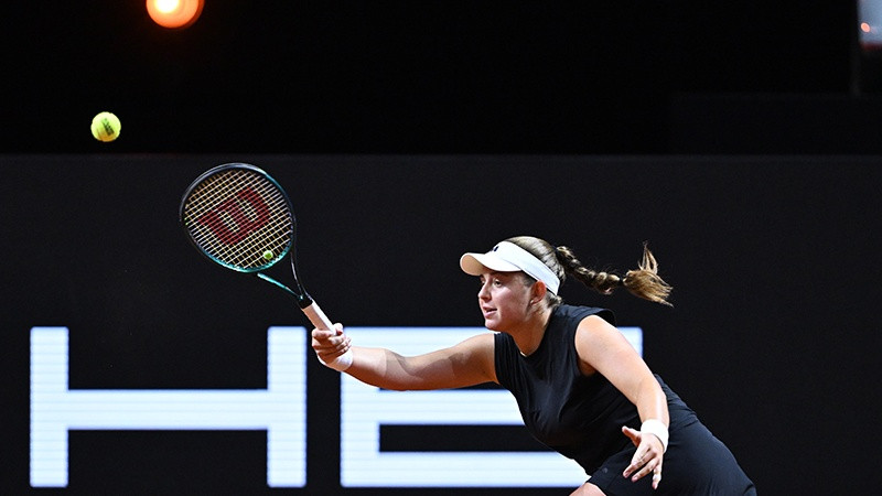 Ostapenko uzvar saspringtā cīņā un iesoļo Štutgartes finālā