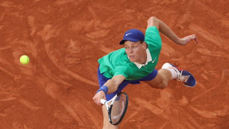 Sinners apspēlē Džokoviču un pirmoreiz sasniedz māla "Grand Slam" finālu