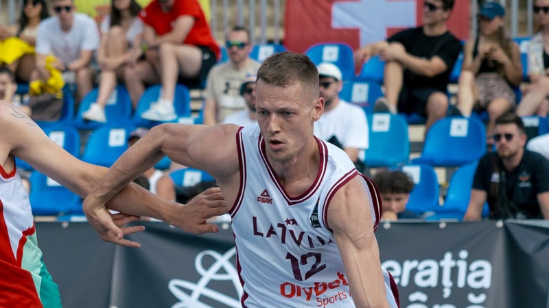 Nauris Miezis izdancina spāņus, Latvija pēc 10:0 izrāviena iesoļo pusfinālā