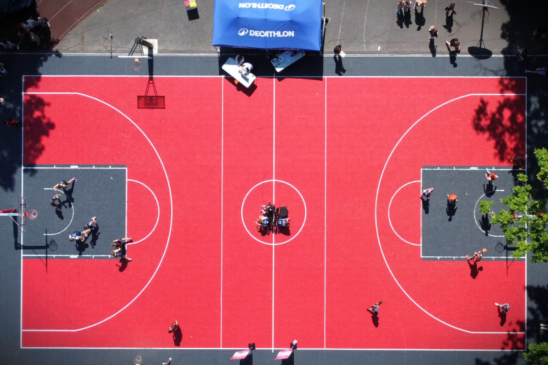 Rīgas 3x3 basketbolisti - Centra meitenes un Pārdaugavas zēni - izraujas vadībā cīņā par “Decathlon” lielo balvu