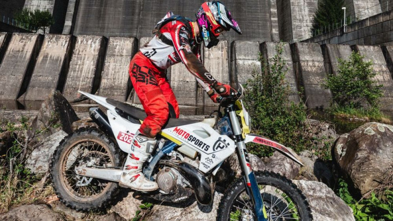 Latvijas sportisti ar izturību un raksturu startē fiziski smagajās "Red Bull Romaniacs" motosacīkstēs