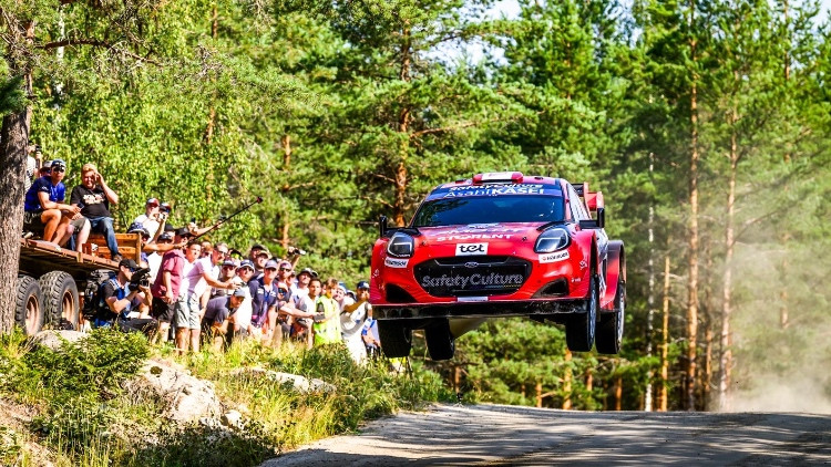Somijas WRC rallija pirmajā ātrumposmā Sesks aiz komandas biedriem