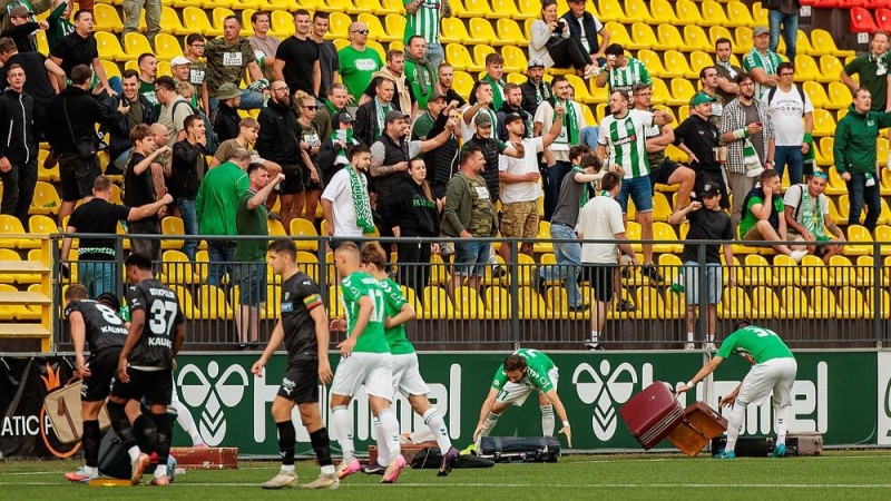 Laukumā met koferus - Lietuvas čempionvienības fani savdabīgā veidā pieprasa trenera demisiju